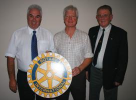Howard Duthie with President Lindsay Wilkinson and Rotarian Jeff Davies
